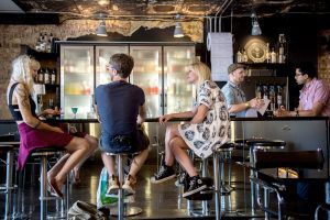 Mẫu quầy bar inox đẹp